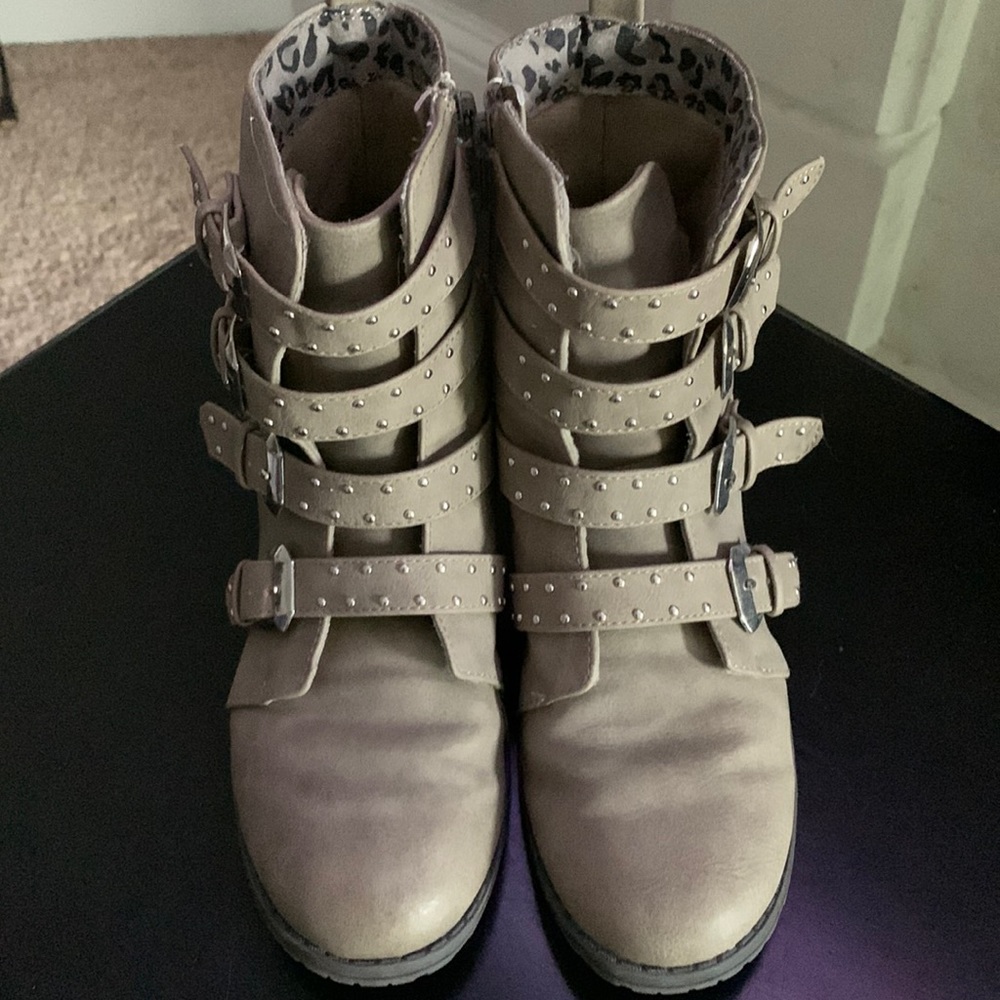 Buckle boots